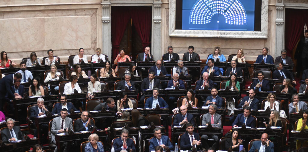 Entre gritos, insultos y acusaciones, Diputados aprobó el DNU del acuerdo con el Fondo Monetario