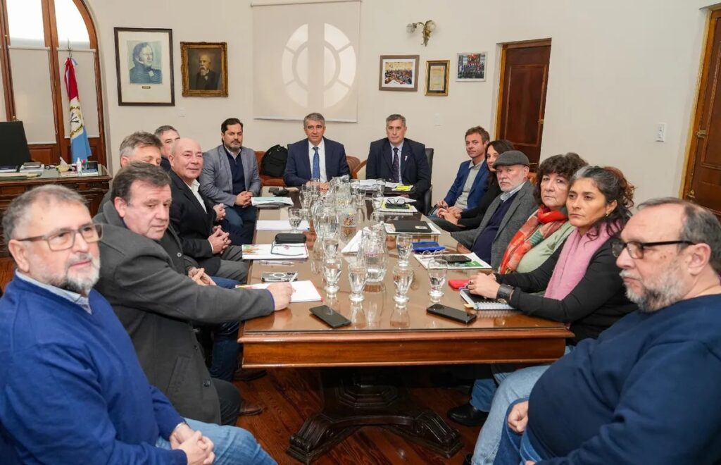 Paritarias en Santa Fe: el Gobierno y los gremios estatales ya están reunidos para discutir salarios