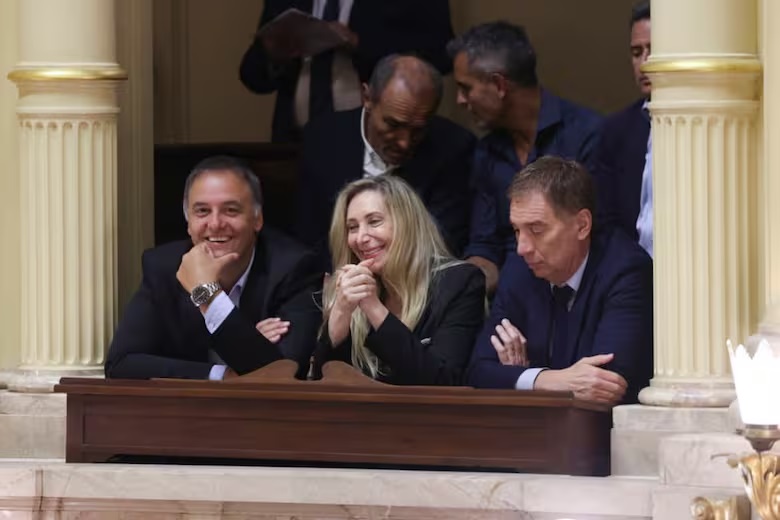 El bloque libertario conducido por Bullrich admite ahora que el cambio en las licencias se sumó en las negociaciones finales y que “no se entendió”