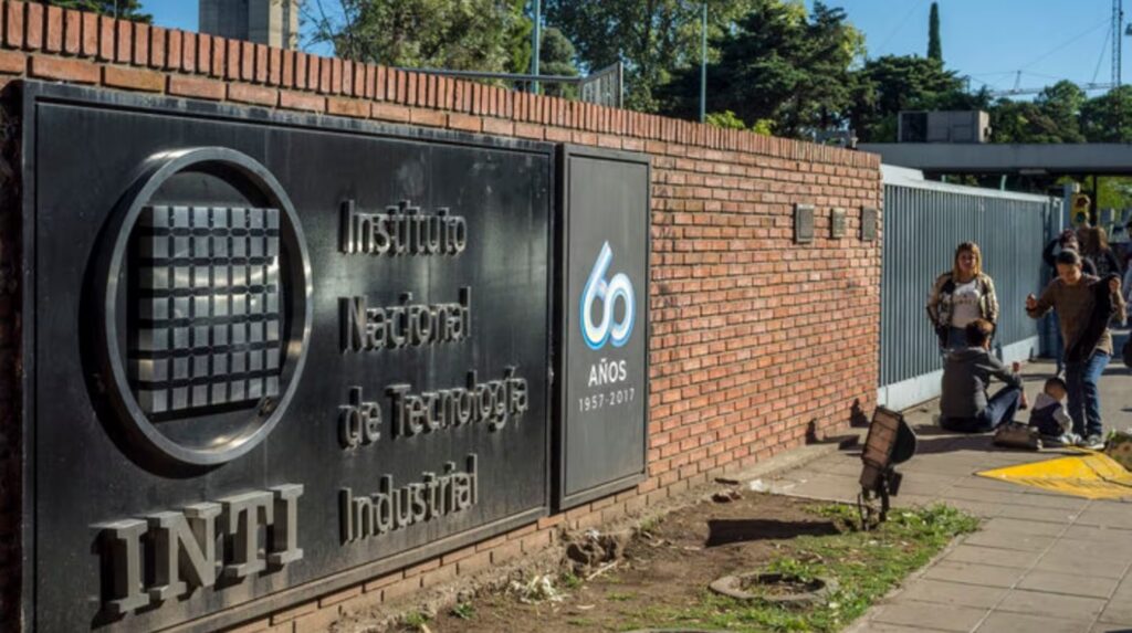 Trabajadores del INTI realizan un paro por los 700 despidos que analiza aplicar el Gobierno