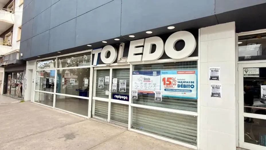 La crisis de una importante cadena de supermercados: 1.800 empleos en riesgo y promesa de pago de sueldos adeudados