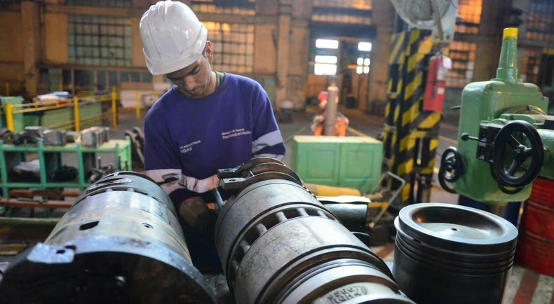 Menos producción, cierres de empresas y el drama de los despidos: la radiografía de la crisis industrial argentina
